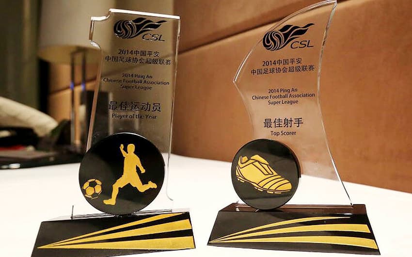 Troféus do Elkeson de melhor jogador e de artilheiro do Campeonato Chinês 2014 (Divulgação)