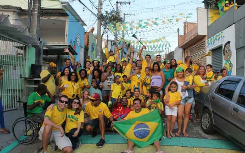 Moradores da Zona Norte de São Paulo enfeitaram rua para a Copa do Mundo
