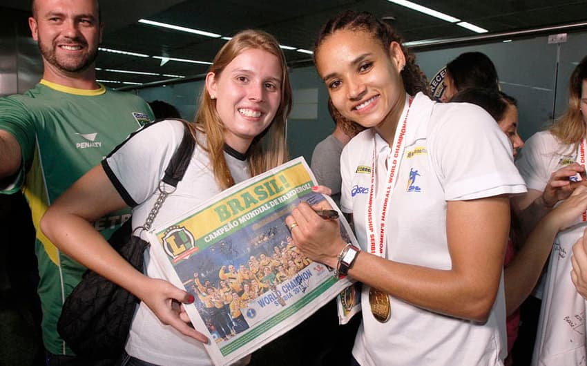Campeã do mundo, Seleção Brasileira de handebol desembarca em São Paulo (Foto: Reginaldo Castro/ LANCE!Press)