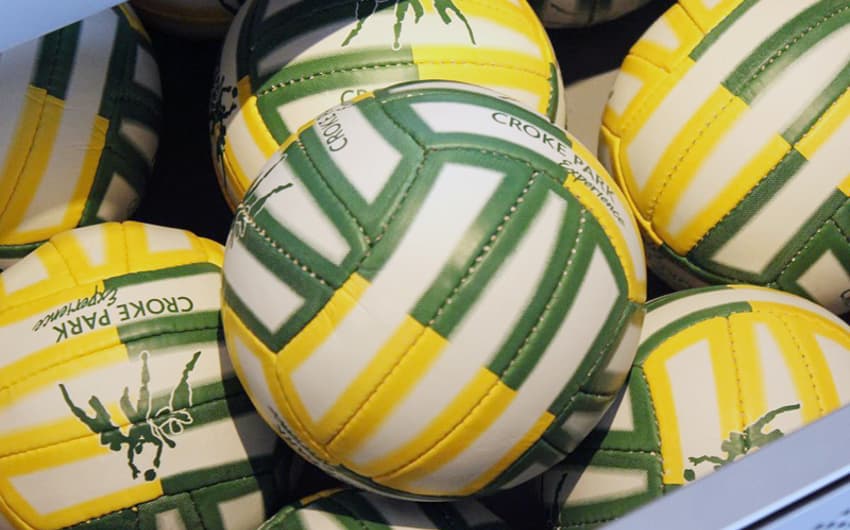 Pelo formato, bola do futebol gaélico lembra a de vôlei (Foto: Bruno Barbosa)