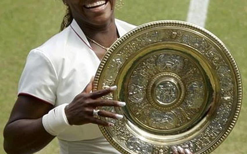 Serena Williams com a taça de Wimbledon de 2010 (Foto: Reuters)