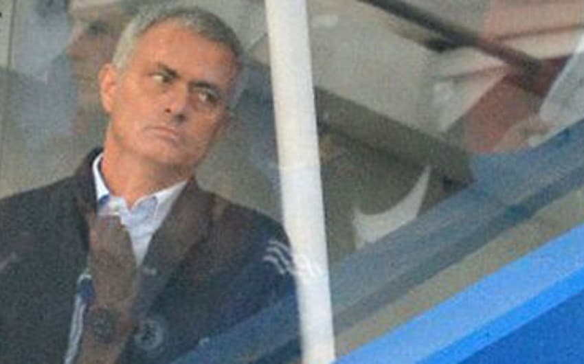 José Mourinho estaria perto de deixar o Chelsea (Foto: Glyn Kirk/AFP)