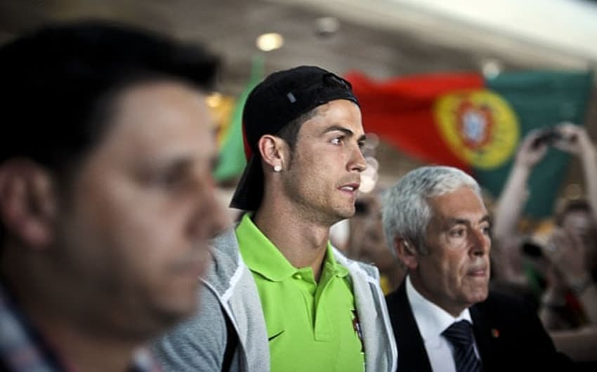 Cristiano Ronaldo - Desembarque de Portugal em Lisboa (Foto: Patrícia de Melo Moreira/AFP)