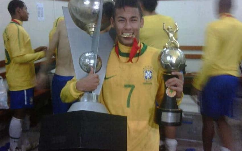 Neymar tira onda com medalha e troféus (Crédito: Reprodução Internet)