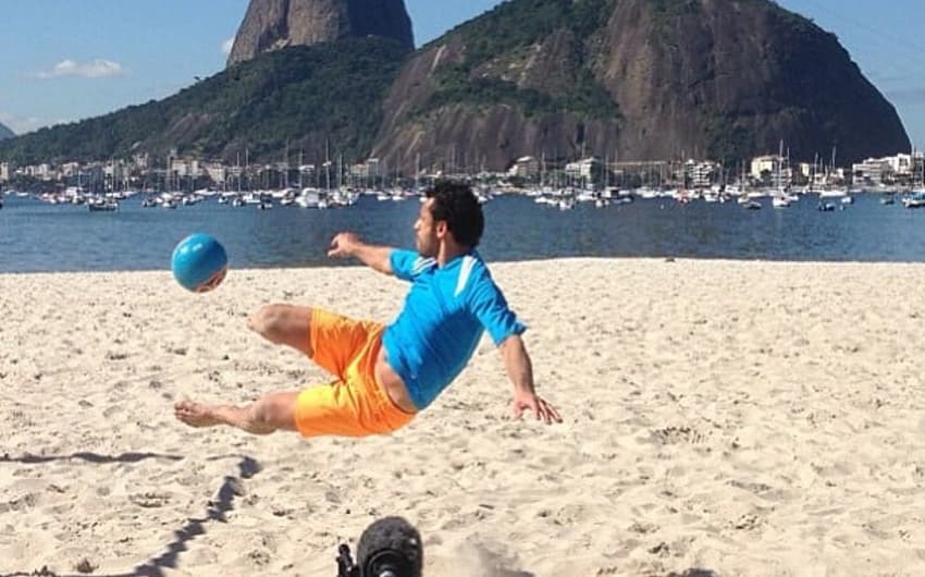 Fred grava comercial da Adidas na praia (Foto: Reprodução/Instagram)