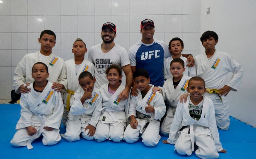 Atletas do UFC, Viscardi Andrade e Thiago Marreta, visitam a comunidade da Rocinha (Foto: Alexandre Loureiro/LANCE!Press)