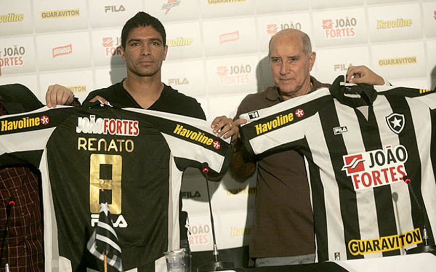 Renato é apresentado pelo Botafogo ao lado de Gérson (Foto: Paulo Sérgio)