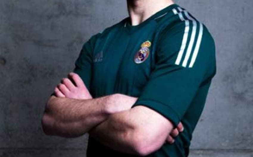 Xabi Alonso com uniforme verde do Real Madrid (Foto: Reprodução)