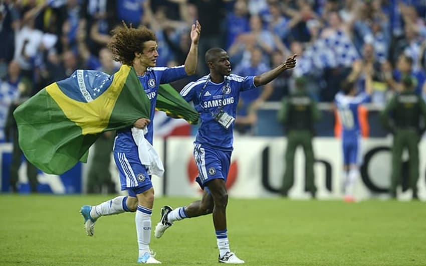 David Luiz e Ramires comemoram título inédito do Chelsea (Foto: Odd Andersen/AFP)