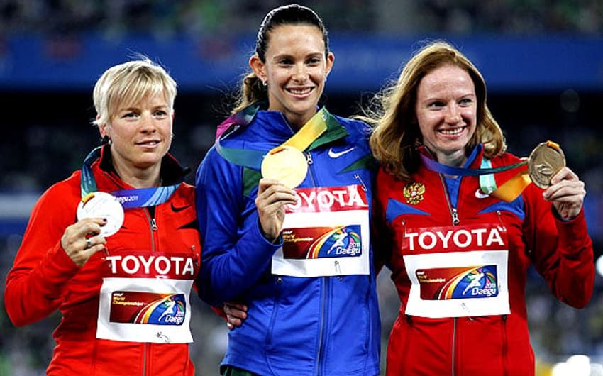 Fabiana Murer com Martina Strutz e Svetlana Feofanova - Mundial de Atletismo em Daegu (Foto: Lee Jae-Won/Reuters)