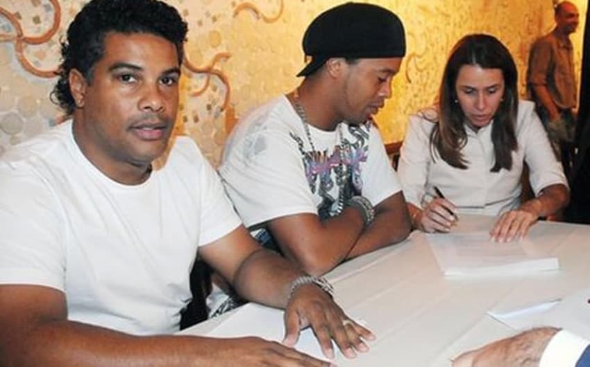 Assis, Ronaldinho e Patricia na assinatura de contrato em 2011 (Foto: Alexandre Vidal/Fla Imagem)