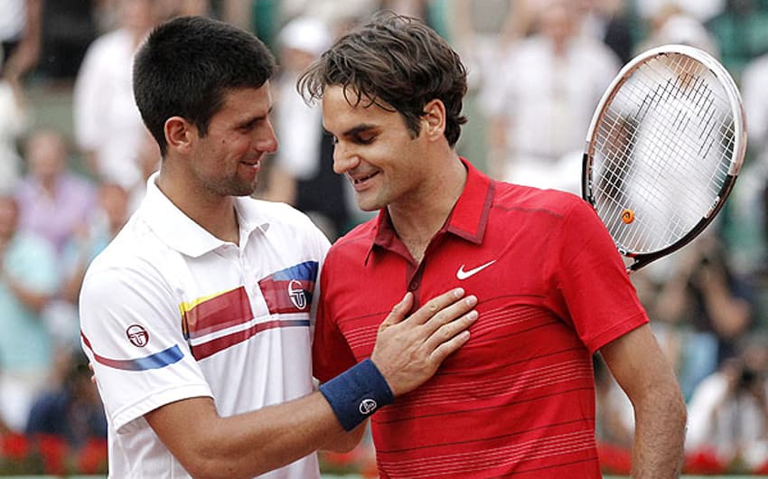 Federer cumprimenta Djokovic após a semifinal em Roland Garros (Foto: Ian Langsdon/EFE)