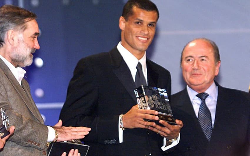 O brasileiro Rivaldo levou o prêmio da Fifa de melhor jogador do mundo no ano de 1999 (Foto: AFP)