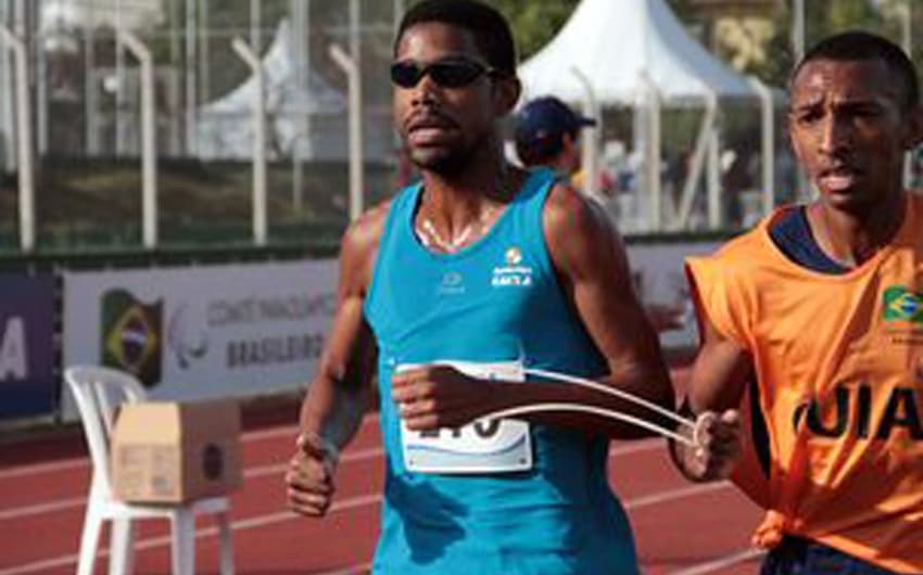Odair Santos (de azul) corre para bater o recorde nos 800m rasos (Crédito: Beto Monteiro/Exemplus/CPB)