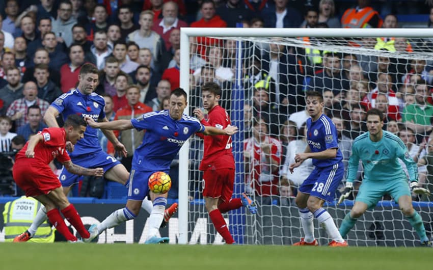 Coutinho chuta para fazer o seu segundo gol contra o Chelsea (Foto: Ian Kington / AFP)