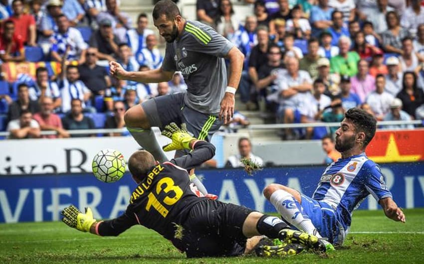 Jogadores do Espanyol, em duelo contra o Real Madrid (Foto: Lluis Gene/AFP)