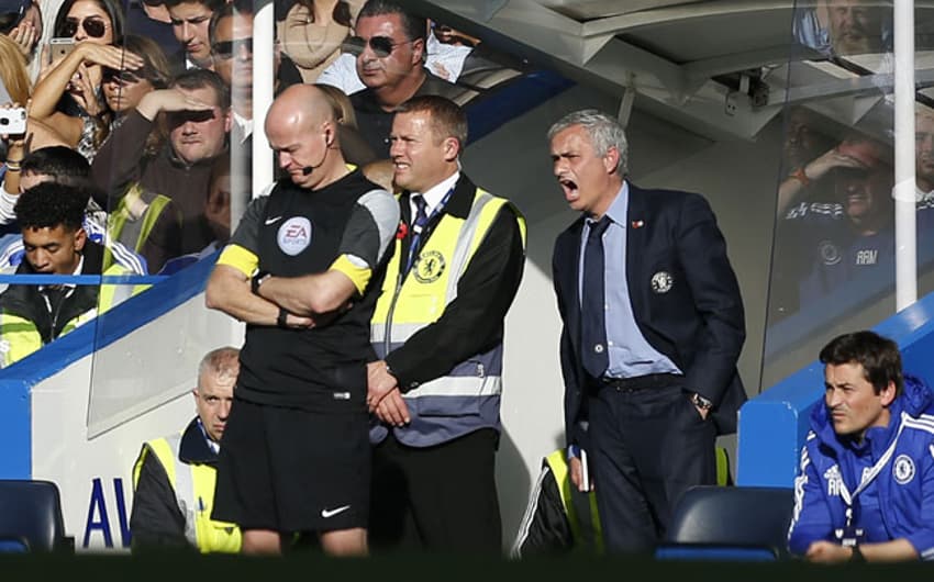 Mourinho reclama com arbritragem no jogo contra o Liverpool (Foto: Ian Kington / AFP)