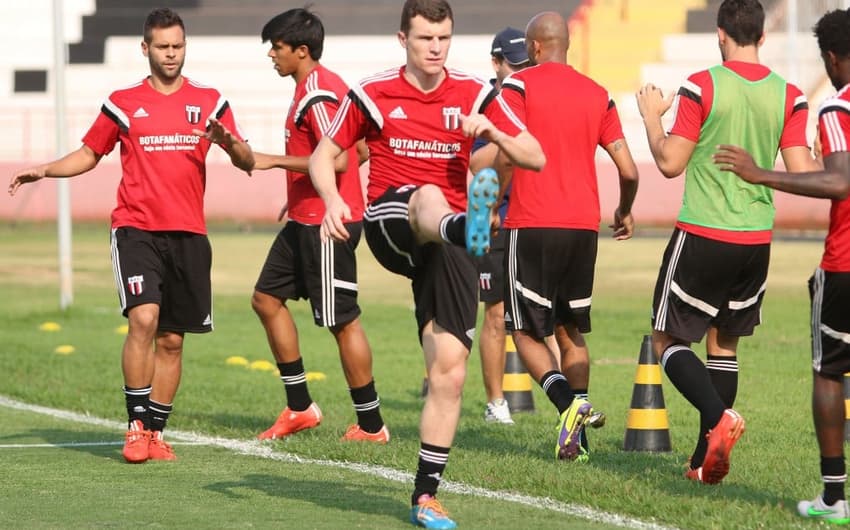 Jogadores do Botafogo treinam para primeiro jogo contra o River-PI, pela final da série D