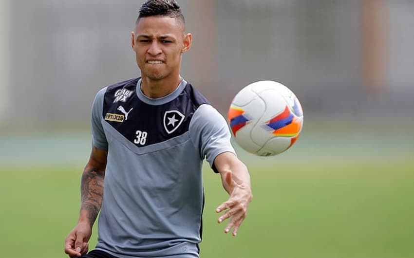 Neilton em treino do Botafogo (Foto: Vitor Silva / SSPress)