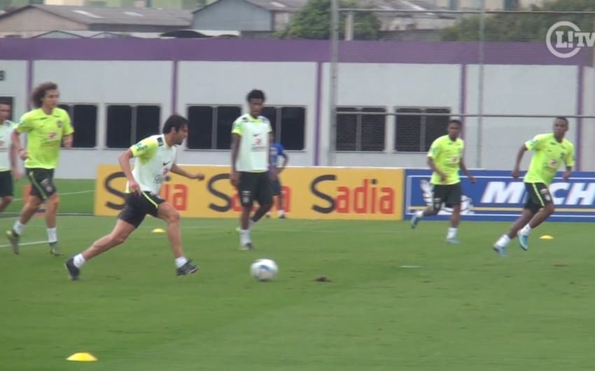 Kaká e Lucas Lima mostram entrosamento em treino da Seleção (Reprodução)