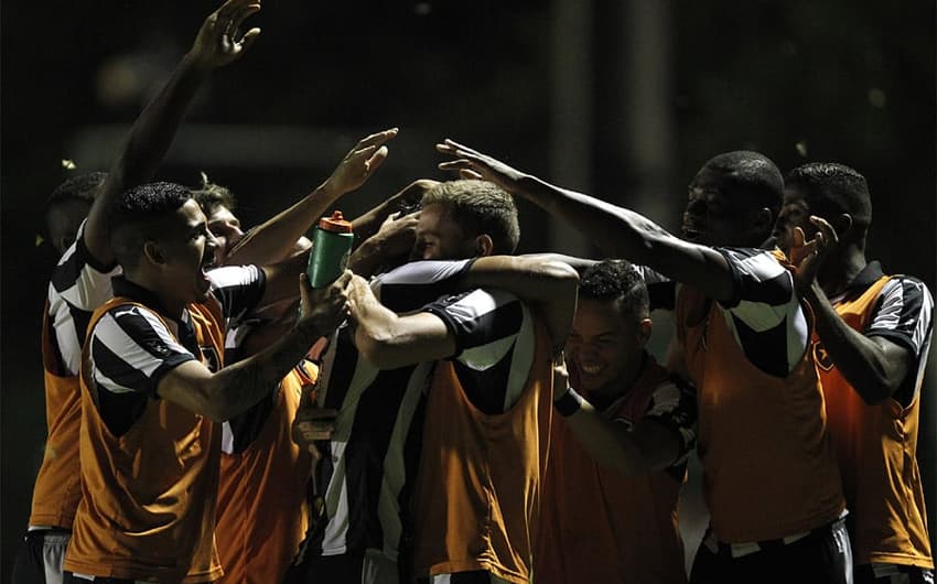 Botafogo vence e garante o retorno à Série A (foto:Vitor Silva/SSPRESS)