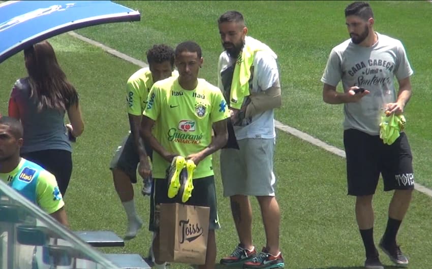 Neymar em treino (Foto: reprodução/LANCE!TV)