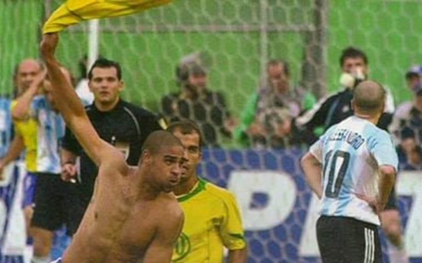 Adriano faz gol do empate em 2004 (Reprodução/Facebook)