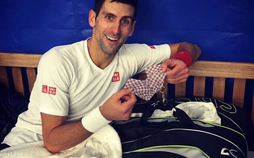 Novak Djokovic recebe o short da sorte de Wawrinka em Londres