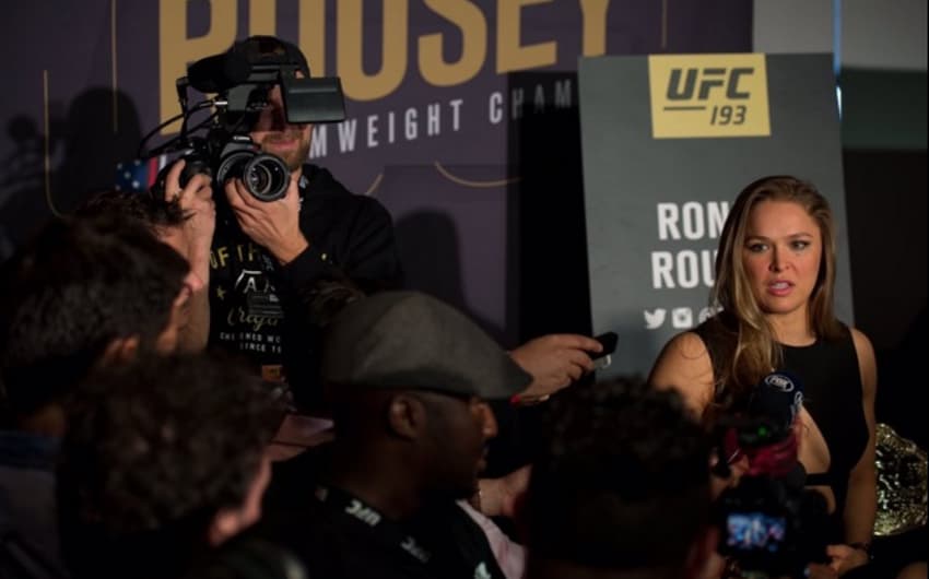 Ronda Rousey fala com a imprensa antes do UFC 193 (FOTO: Reprodução)