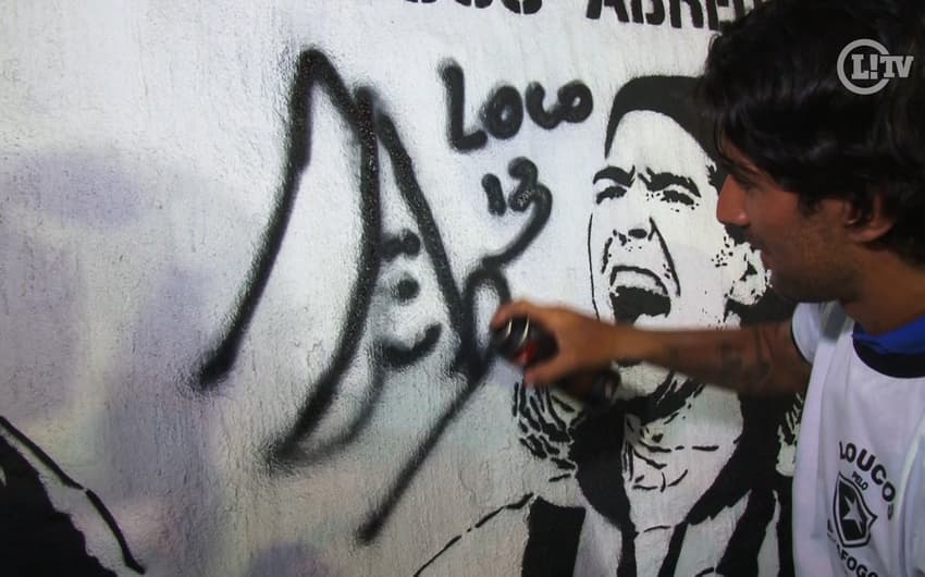Loco Abreu assina muro do Botafogo (Reprodução)