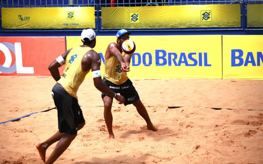Evandro e Pedro Solberg seguem invictos no torneio e estão nas quartas  (foto:Paulo Frank/CBV)