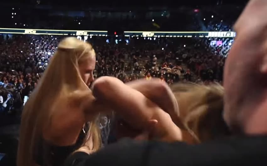 Holly Holm tocou no rosto de Ronda Rousey e confusão começou (FOTO: Reprodução)