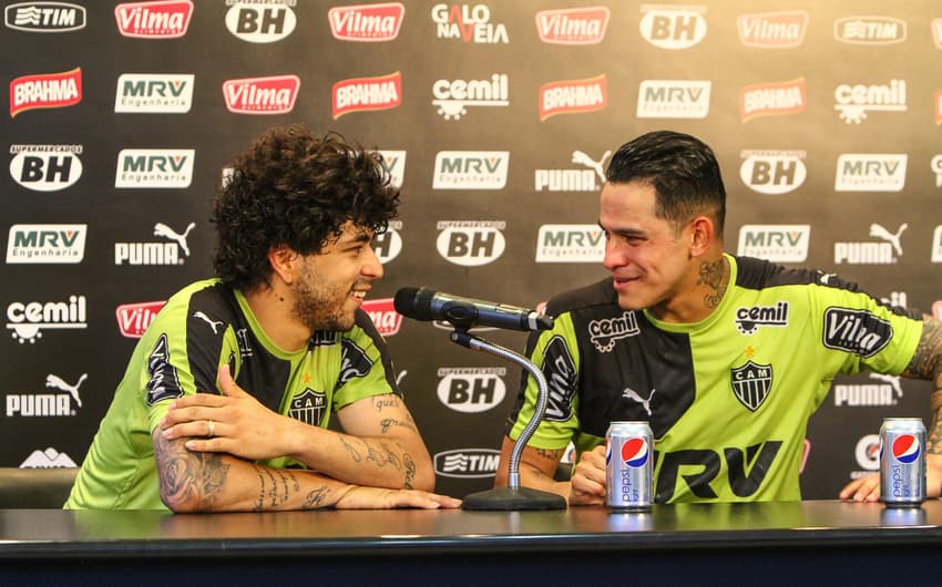 Giovanni Augusto e Luan manifestaram apoio ao treinador (Foto: Bruno Cantini/Atlético MG)