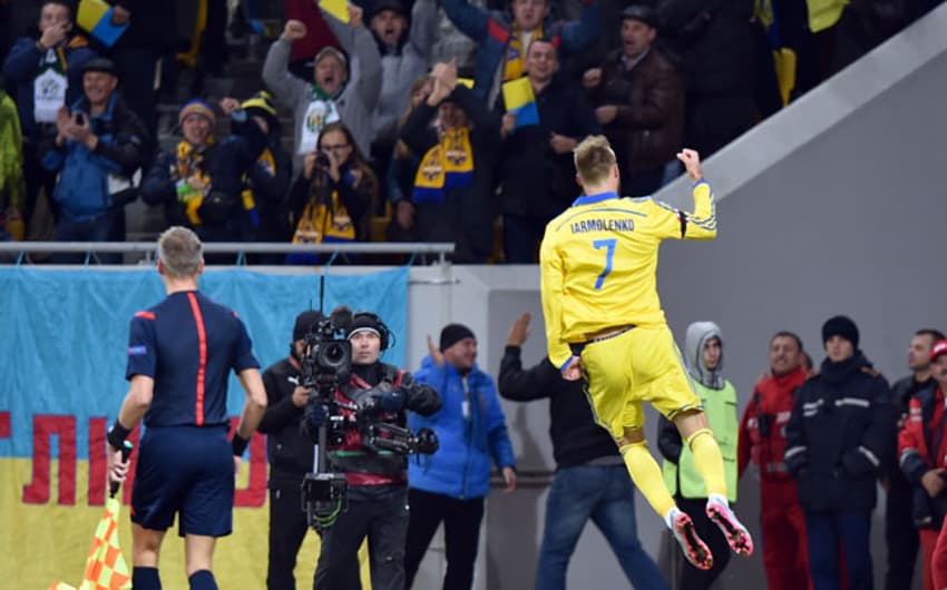 Yarmolenko comemora o primeiro gol da Ucrânia (Foto: Sergei Supinsky / AFP)
