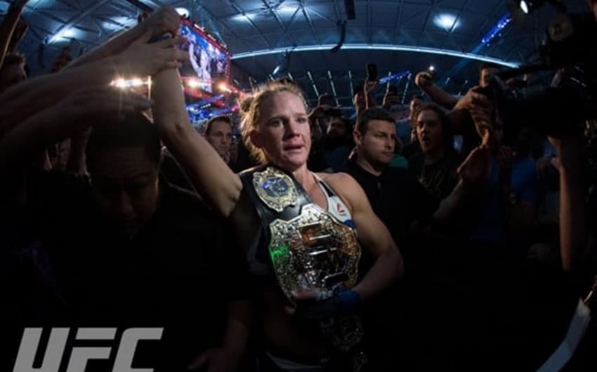 Holly Holm é a nova campeã do UFC (FOTO: Reprodução)
