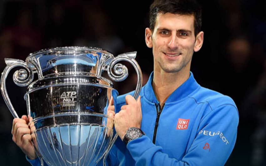 Novak Djokovic recebe o troféu de melhor do ano em Londres