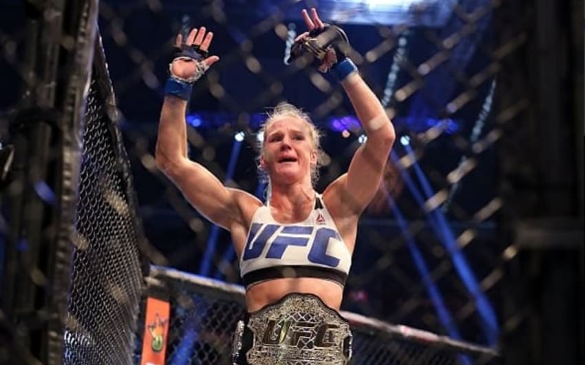 Holly Holm é a nova campeã do UFC (FOTO: Reprodução)