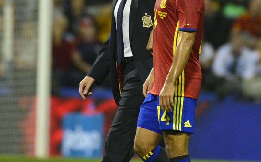 Thiago se machucou no amistoso da Espanha contra a Inglaterra (Foto: José Jordan / AFP)