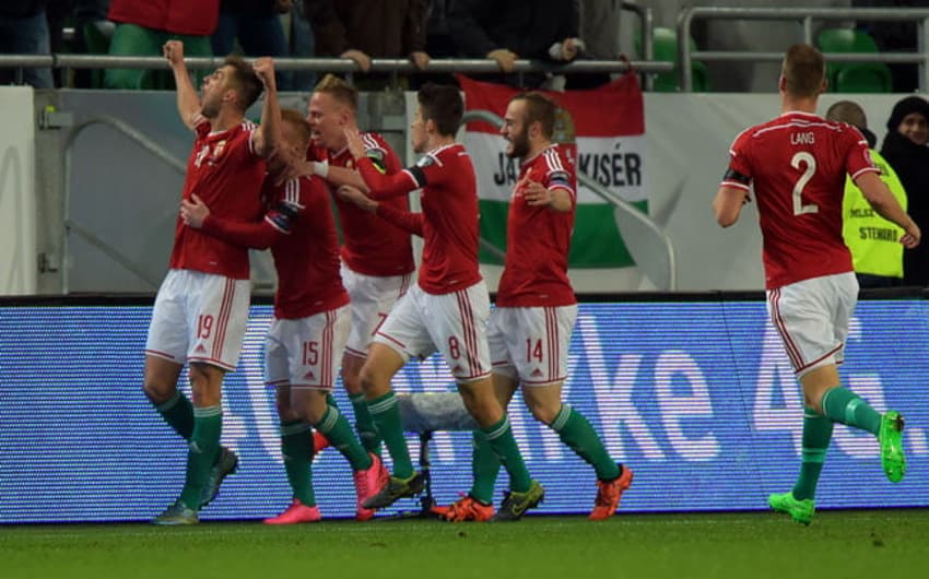Jogadores comemoram gol de Priskin (Foto: Attila Kisbedenek / AFP)
