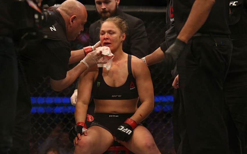 Ronda Rousey sofreu um corte no lábio durante a derrota para Holly Holm (FOTO: Reprodução)