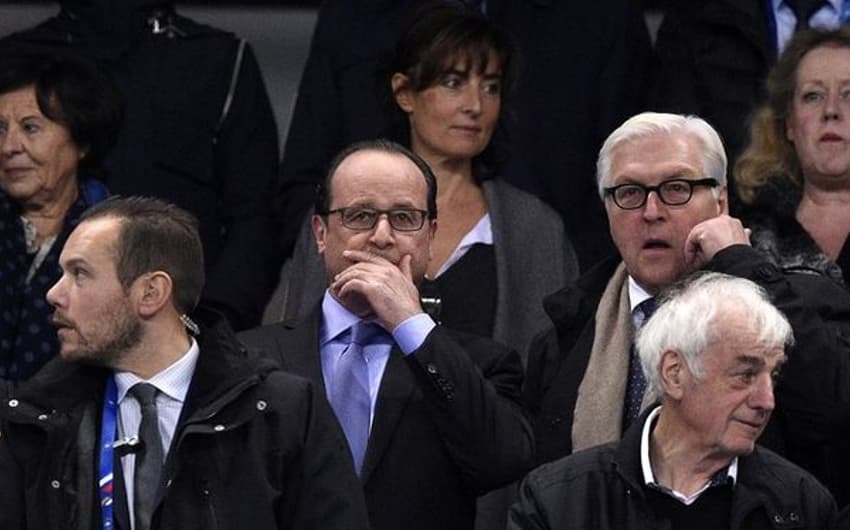 O presidente François Hollande tomou as primeiras medidas ainda no Stade de france ( foto – AFP)