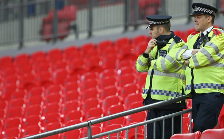 HOME - Inglaterra x França - Amistoso internacional - Policiais em Wembley (Foto: Justin Tallis/AFP)