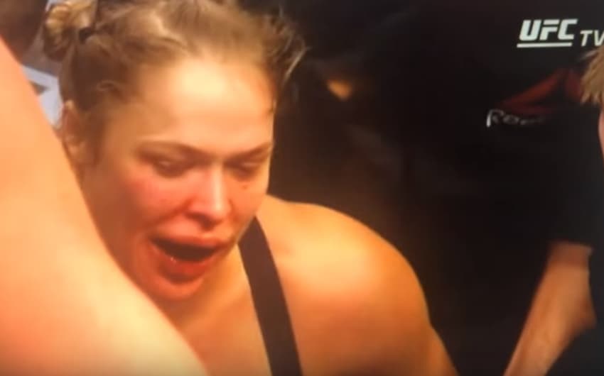 Ronda Rousey abatida após derrota no UFC (FOTO: Reprodução)