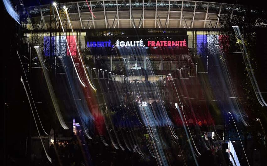 Inglaterra e França fazem amistoso após atentado em Paris