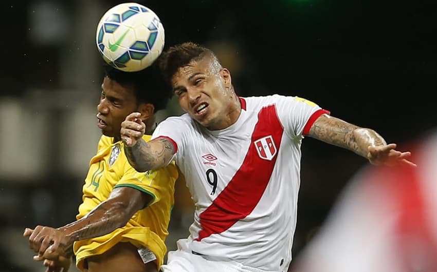 HOME - Brasil x Peru - Eliminatórias para Copa-2018 - Gil e Guerrero (Foto: André Mourão/MoWA Press)