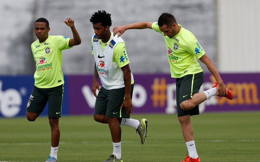 Treino Seleção Brasileira - Elias Gil e Renato Augusto (foto:Andre Mourao/Mowa Press)