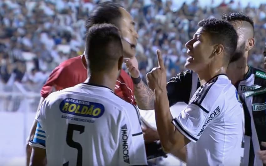 HOME - Ponte Preta x Figueirense - Campeonato Brasileiro - Moisés Lucarelli (Foto: Reprodução/Premiere)