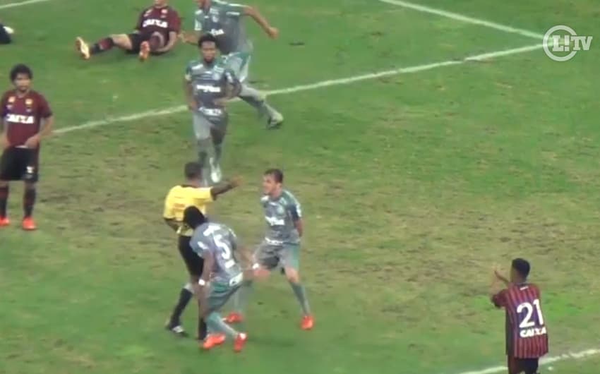 Robinho é expulso após gol do Palmeiras por provocação ao juiz