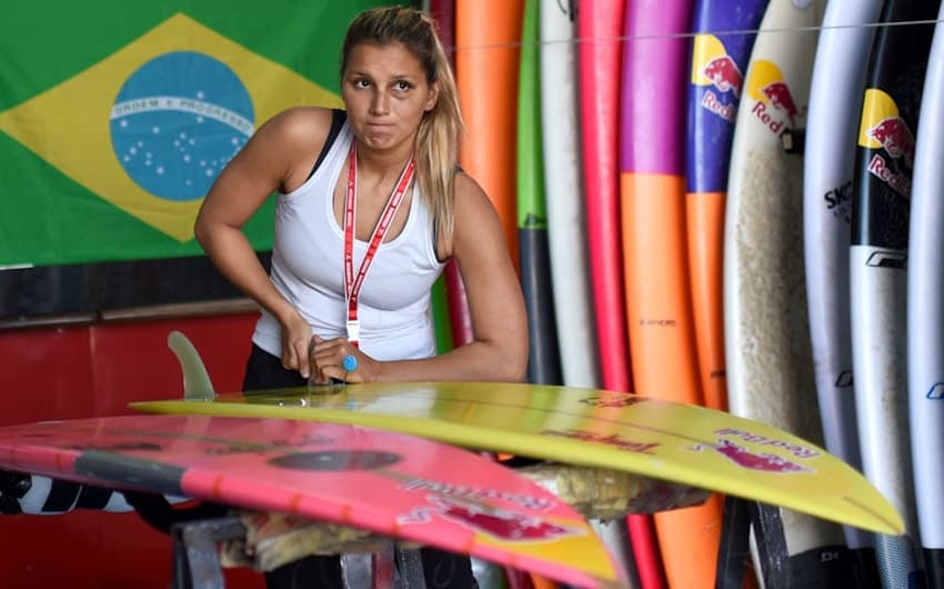 HOME - Maya Gabeira se prepara para surfar em Portugal (Foto: Francisco Leong/AFP)