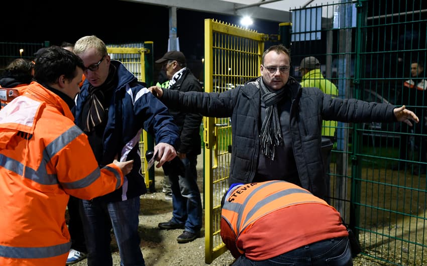 Revista em Bruxelas para entrada no Estádio (Foto: AFP/JOHN THYS)